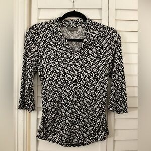 Vince Camuto Women’s Black and White 3/4 sleeve V-neck Blouse w Ruching Size PM